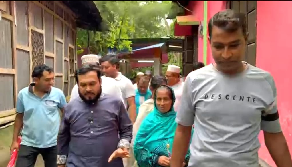 বিধবা ঝর্ণা রাণীর ঘরের দায়িত্ব নিলেন জামায়াত নেতা রেজাউল করিম